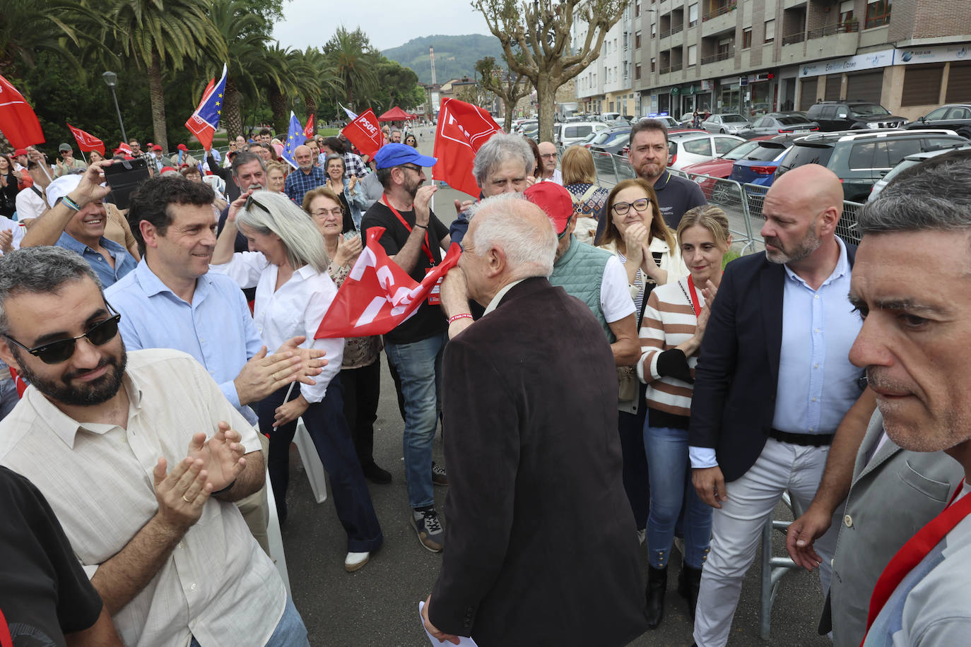 Baño de masas en el mitin del PSOE en Langreo con Josep Borrell