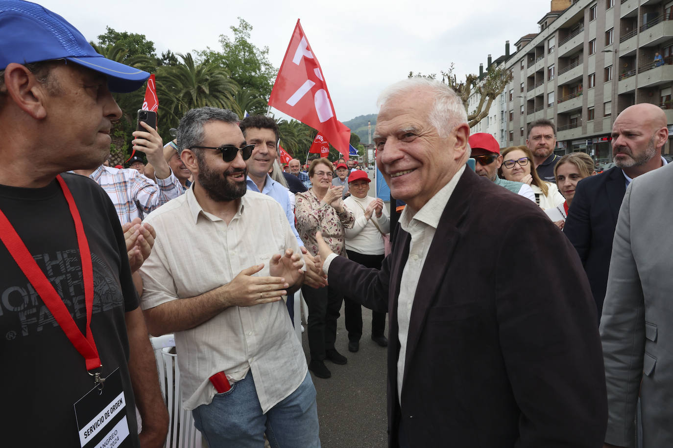 Baño de masas en el mitin del PSOE en Langreo con Josep Borrell