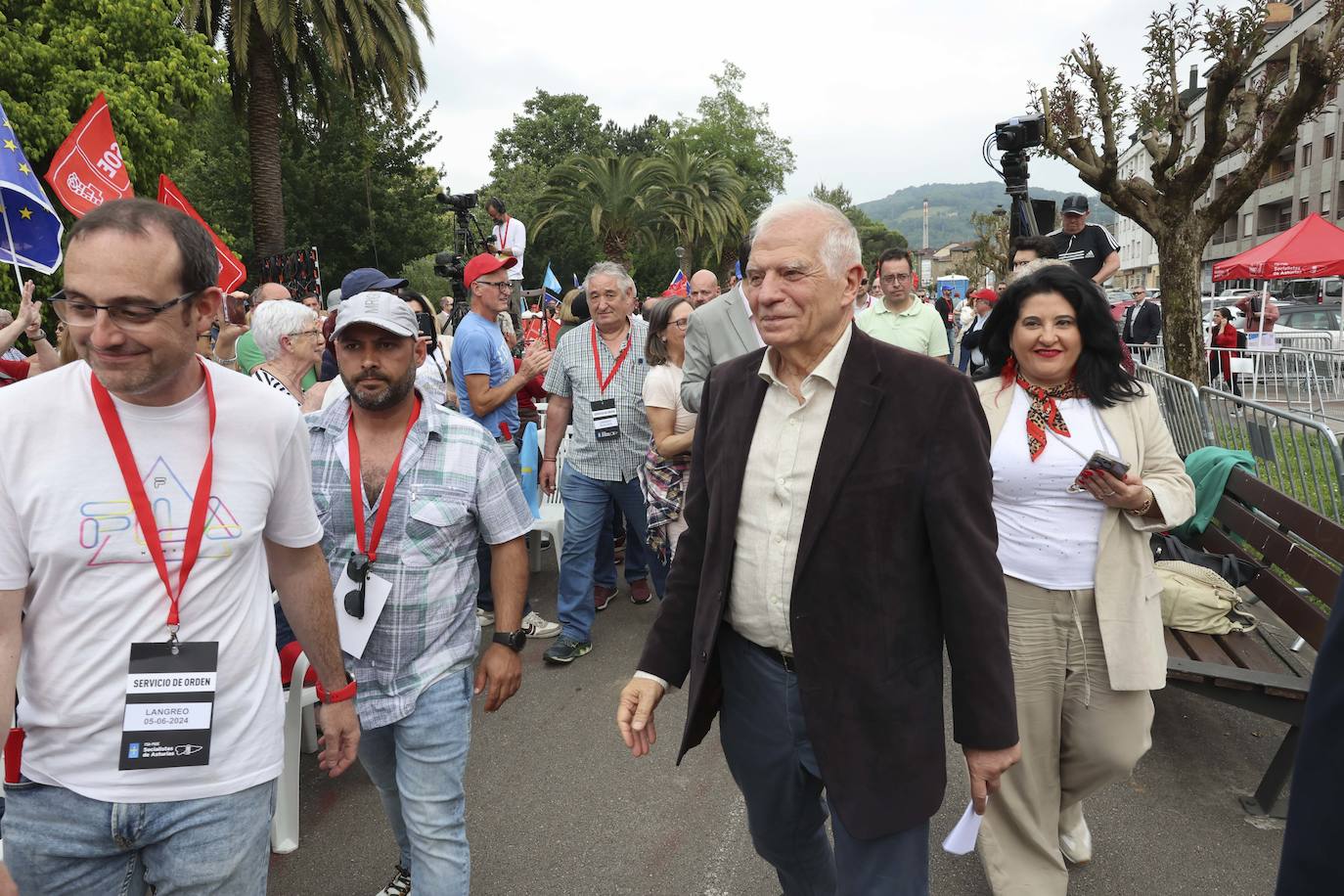 Baño de masas en el mitin del PSOE en Langreo con Josep Borrell