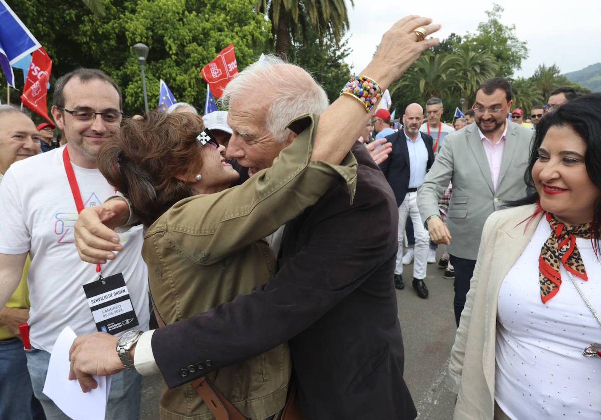 Baño de masas en el mitin del PSOE en Langreo con Josep Borrell