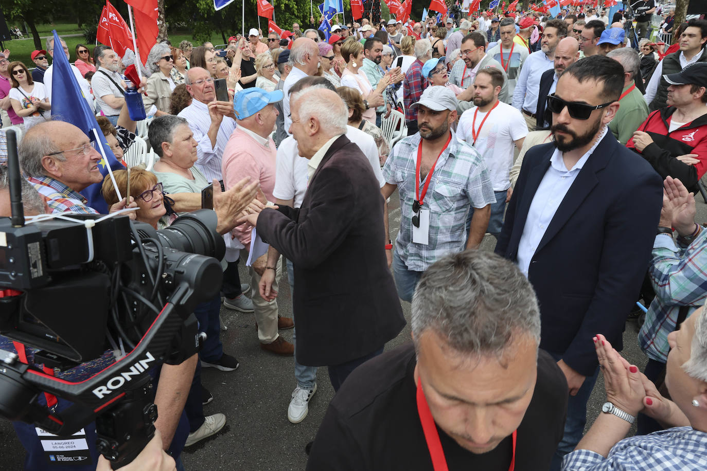 Baño de masas en el mitin del PSOE en Langreo con Josep Borrell