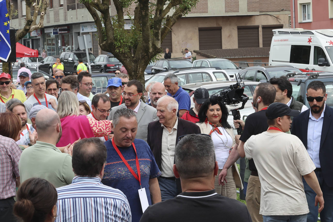 Baño de masas en el mitin del PSOE en Langreo con Josep Borrell