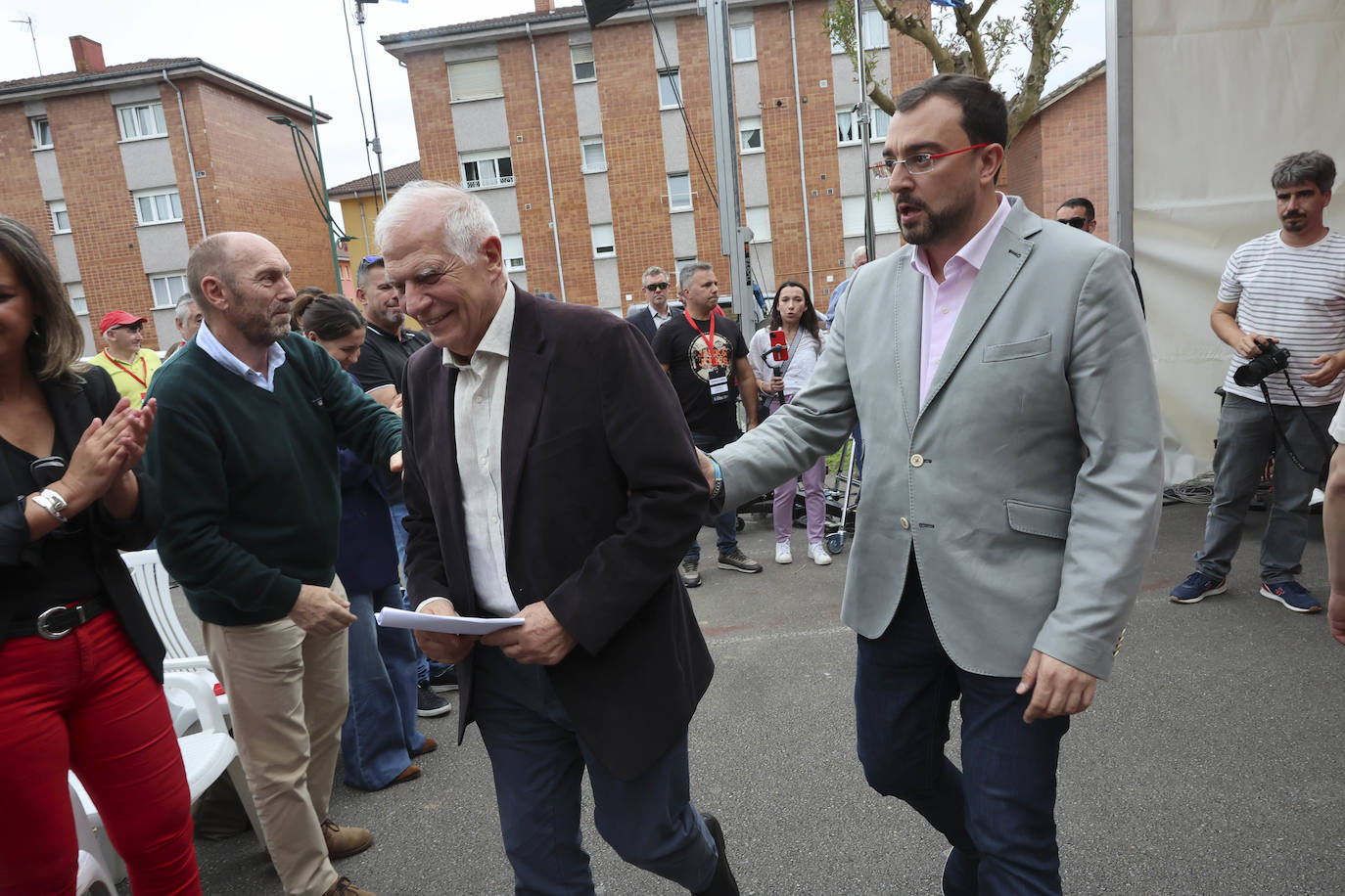 Baño de masas en el mitin del PSOE en Langreo con Josep Borrell