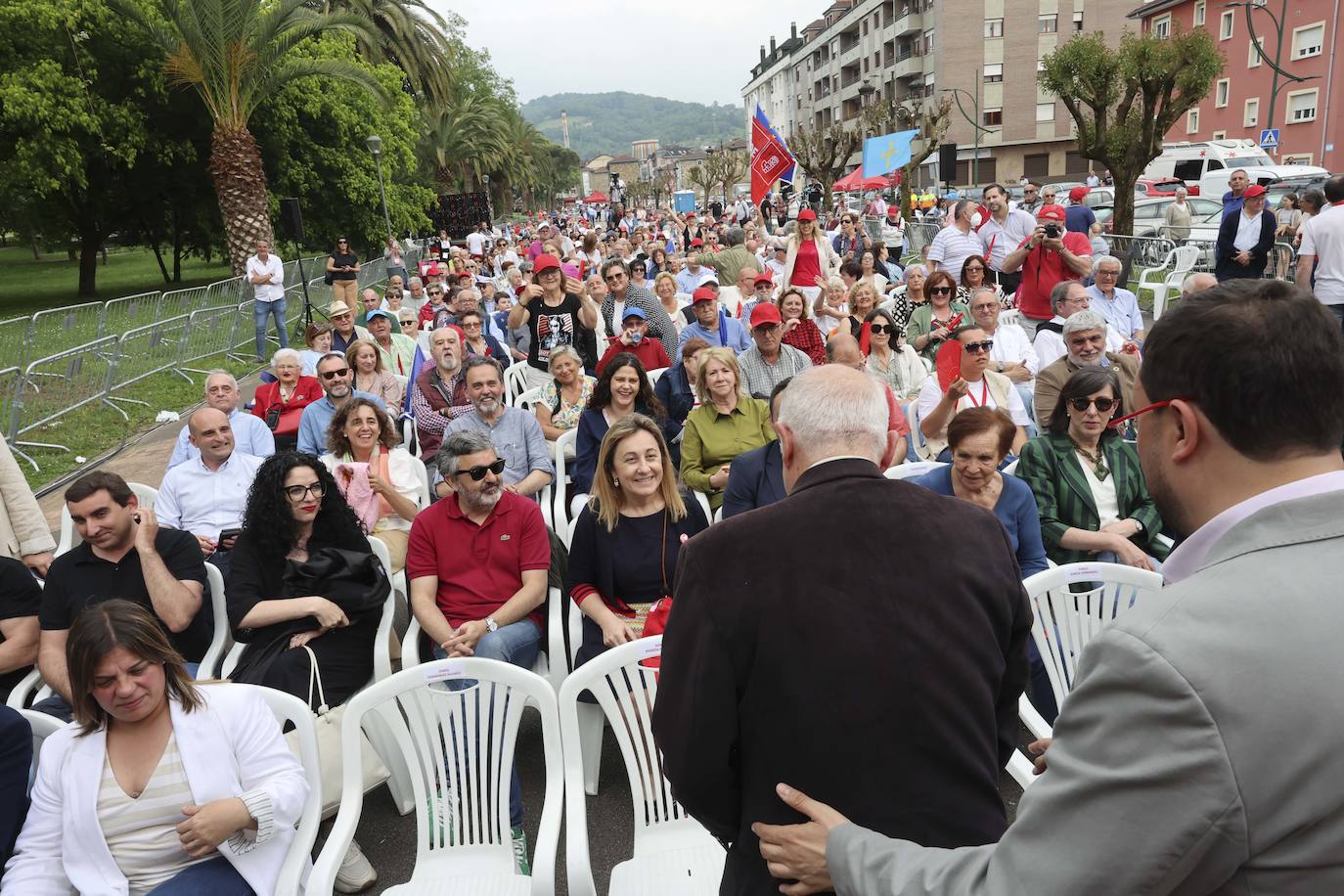 Baño de masas en el mitin del PSOE en Langreo con Josep Borrell