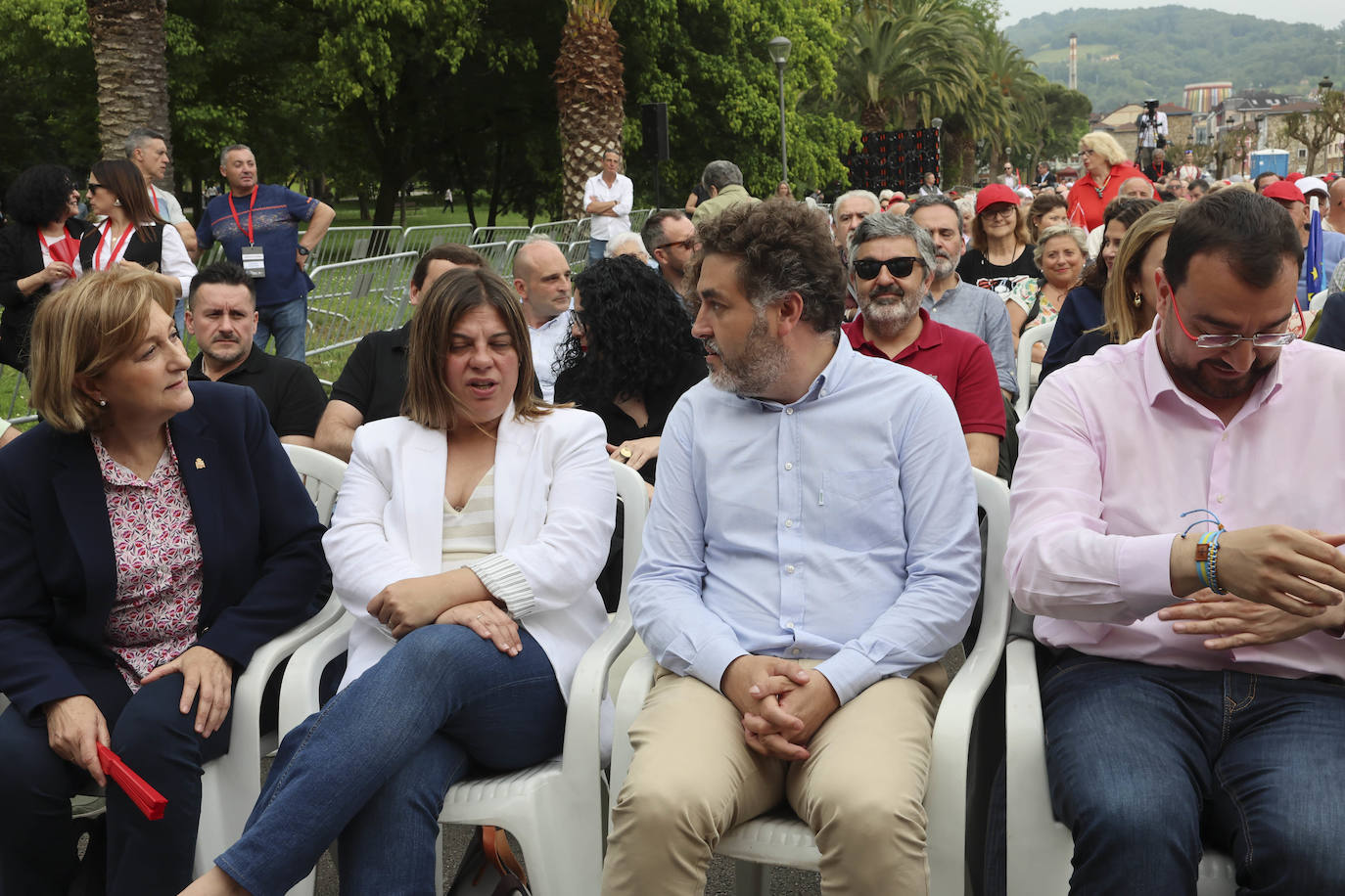 Baño de masas en el mitin del PSOE en Langreo con Josep Borrell