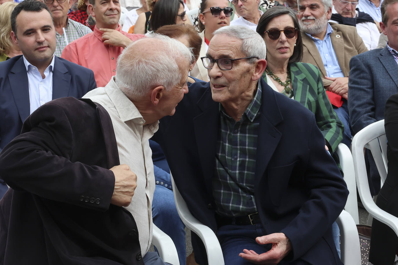 Baño de masas en el mitin del PSOE en Langreo con Josep Borrell