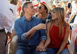 Begoña Gómez acompaña a Pedro Sánchez en Benalmádena (Málaga).