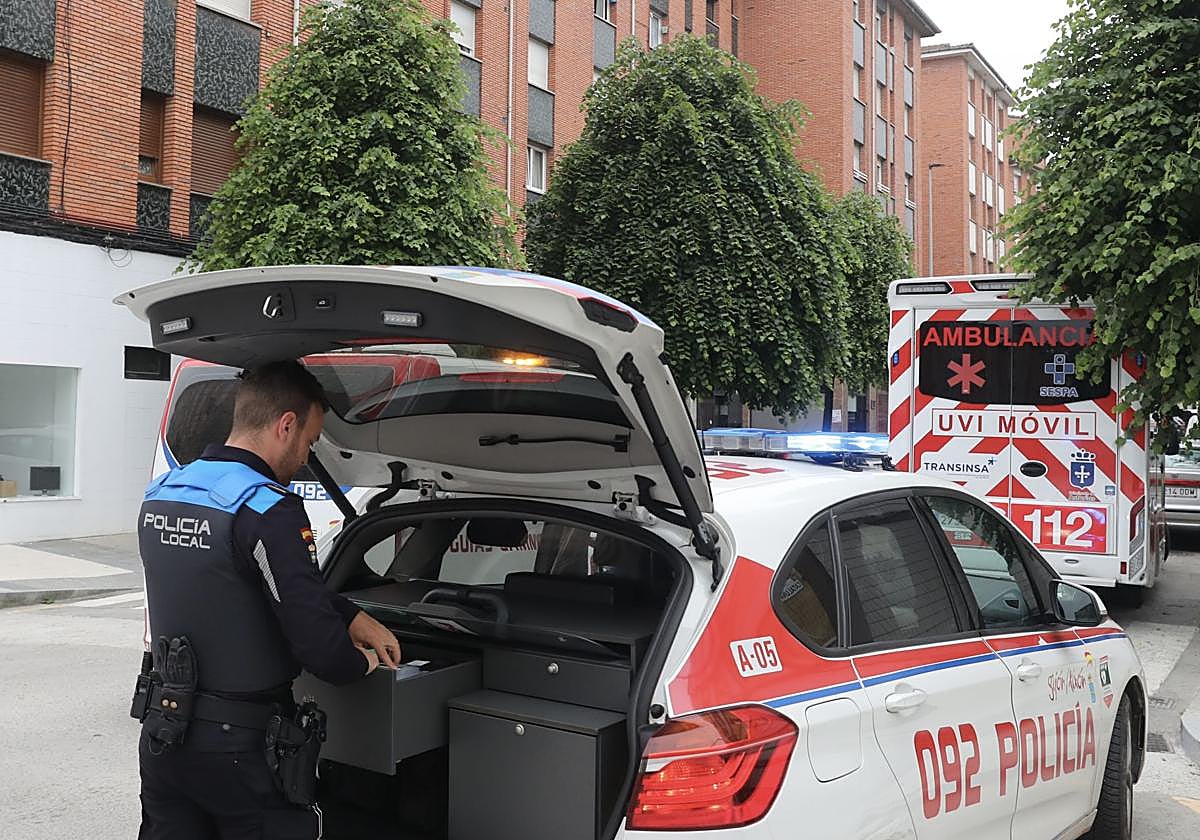 Policía Local y ambulancia en el lugar del suceso.