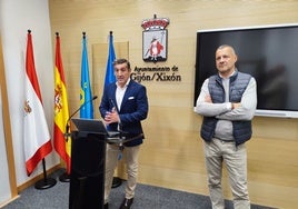 Jorge Pañeda, concejal de Deportes, y Fernando Castaño, presidente de la Federación Asturiana de Tenis, este mediodía, en la sala de prensa del Ayuntamiento.