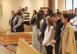 La familia, en el primer banco, en el tanatorio.