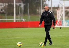 Abelardo en un entrenamiento del Sporting en Mareo.