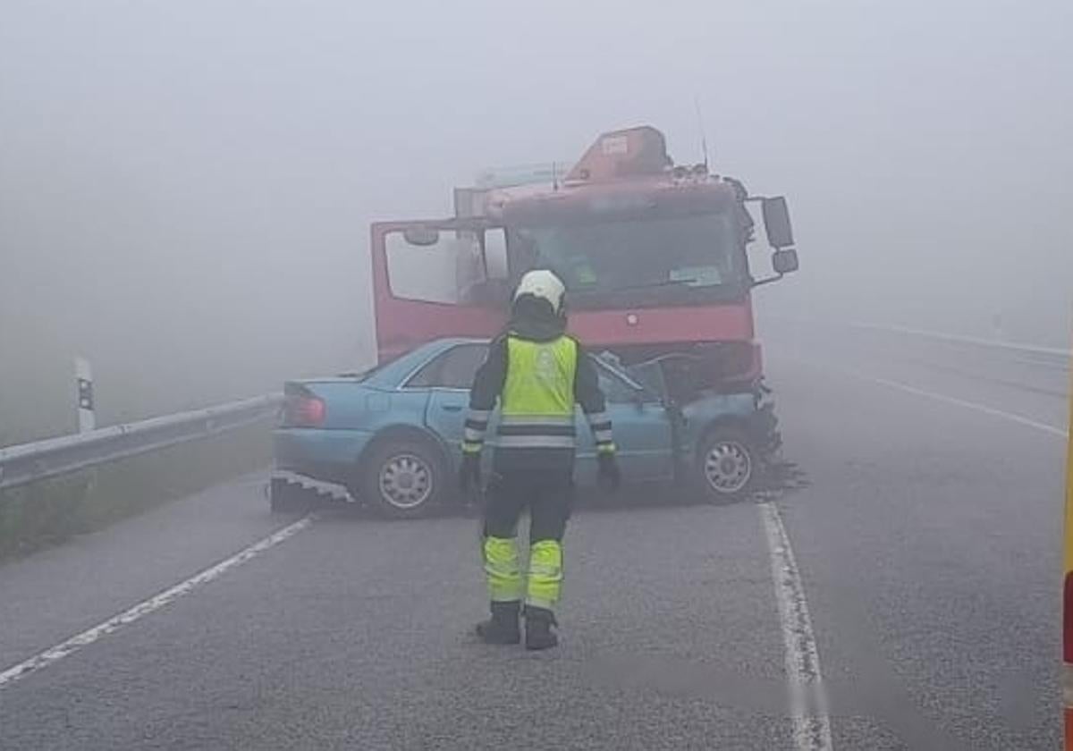 El coche en el que viajaba el joven y el camión contra el que chocó.