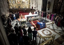 Alumnos del Meres en la Catedral de Oviedo, durante la ceremonia.