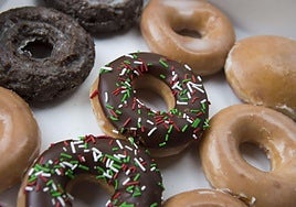 Una variedad de donuts.