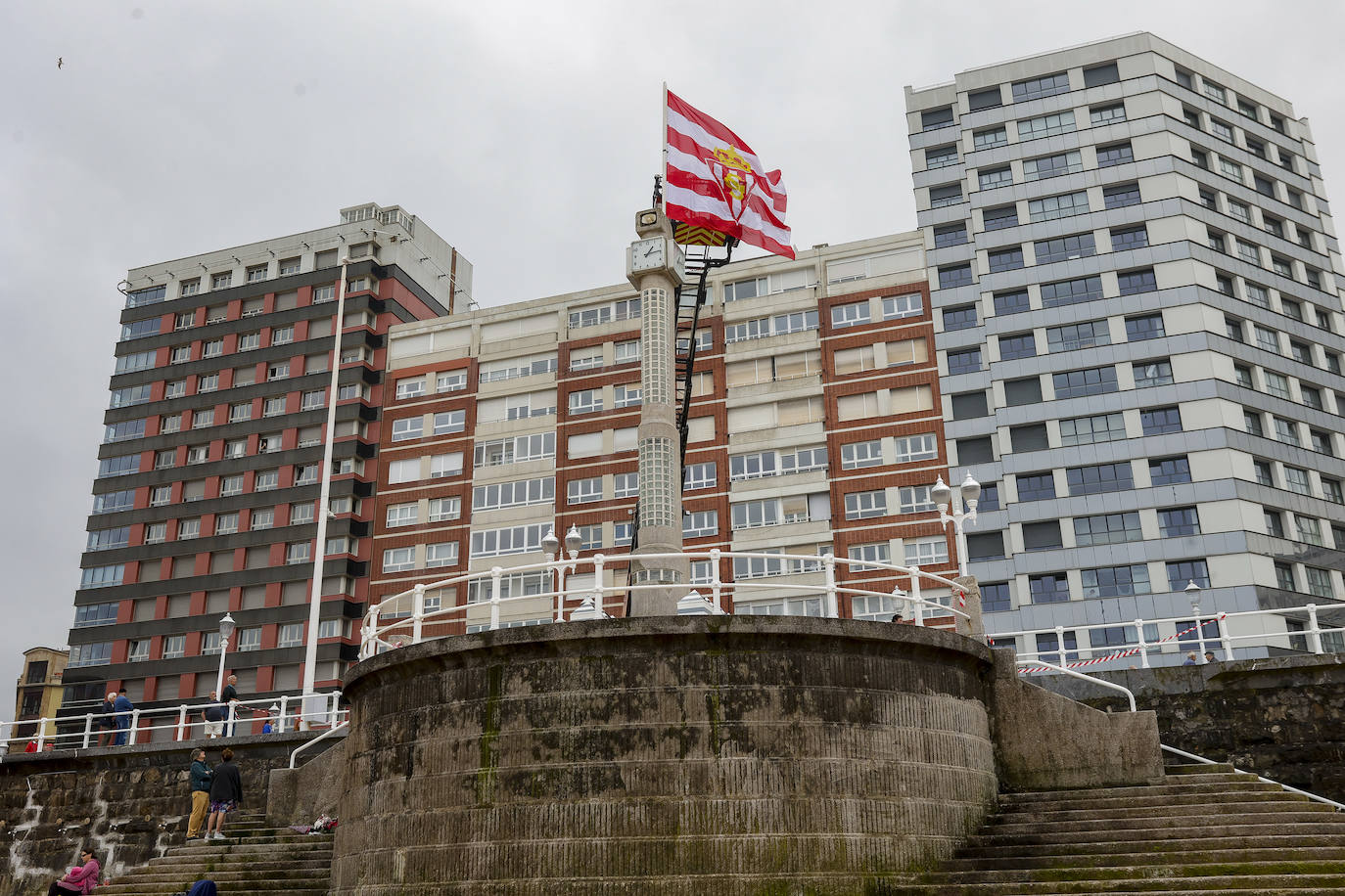 La Escalerona ya luce la bandera del Sporting