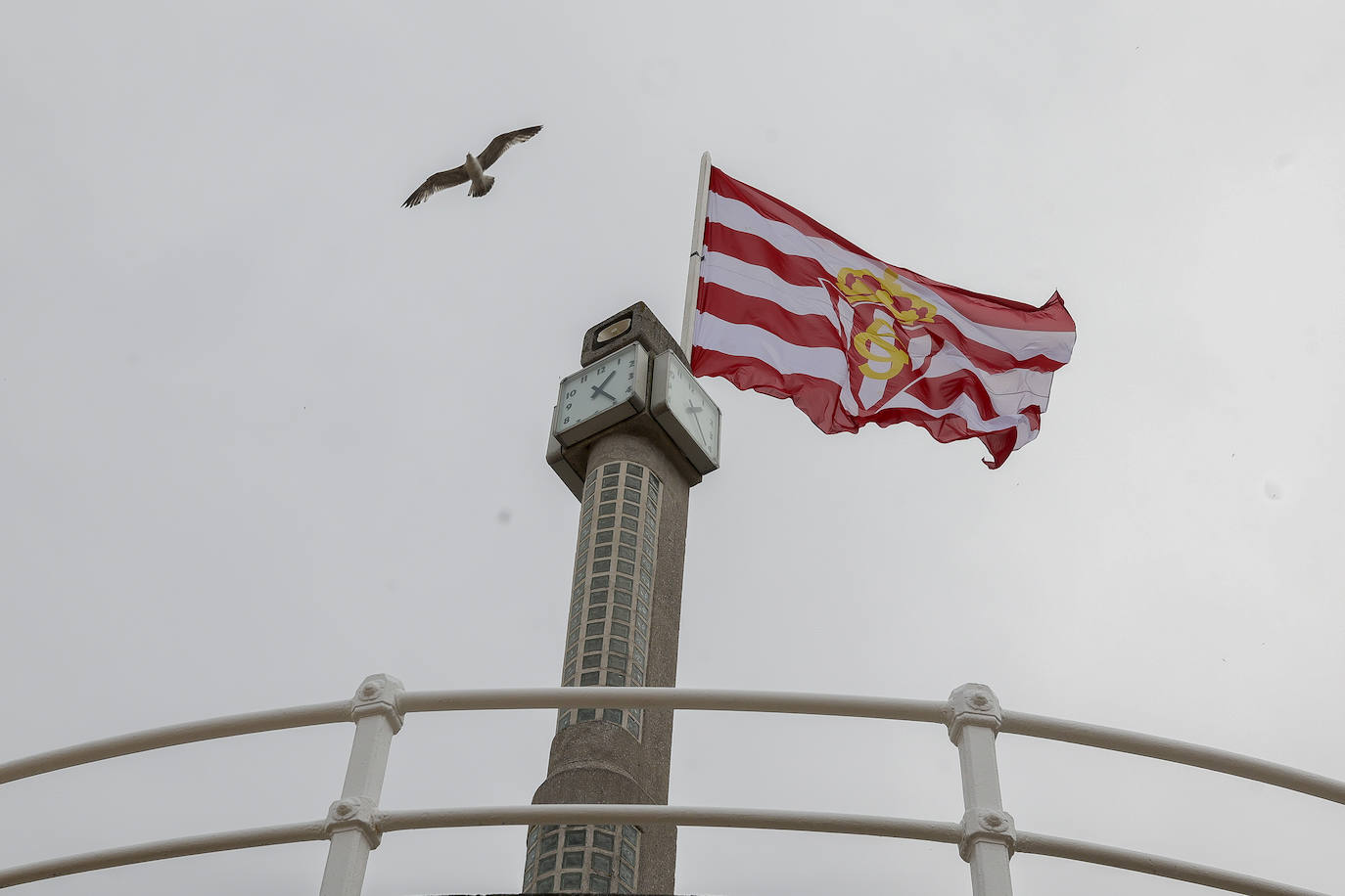 La Escalerona ya luce la bandera del Sporting