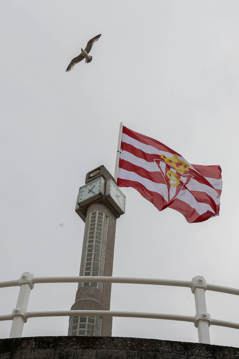 La Escalerona ya luce la bandera del Sporting