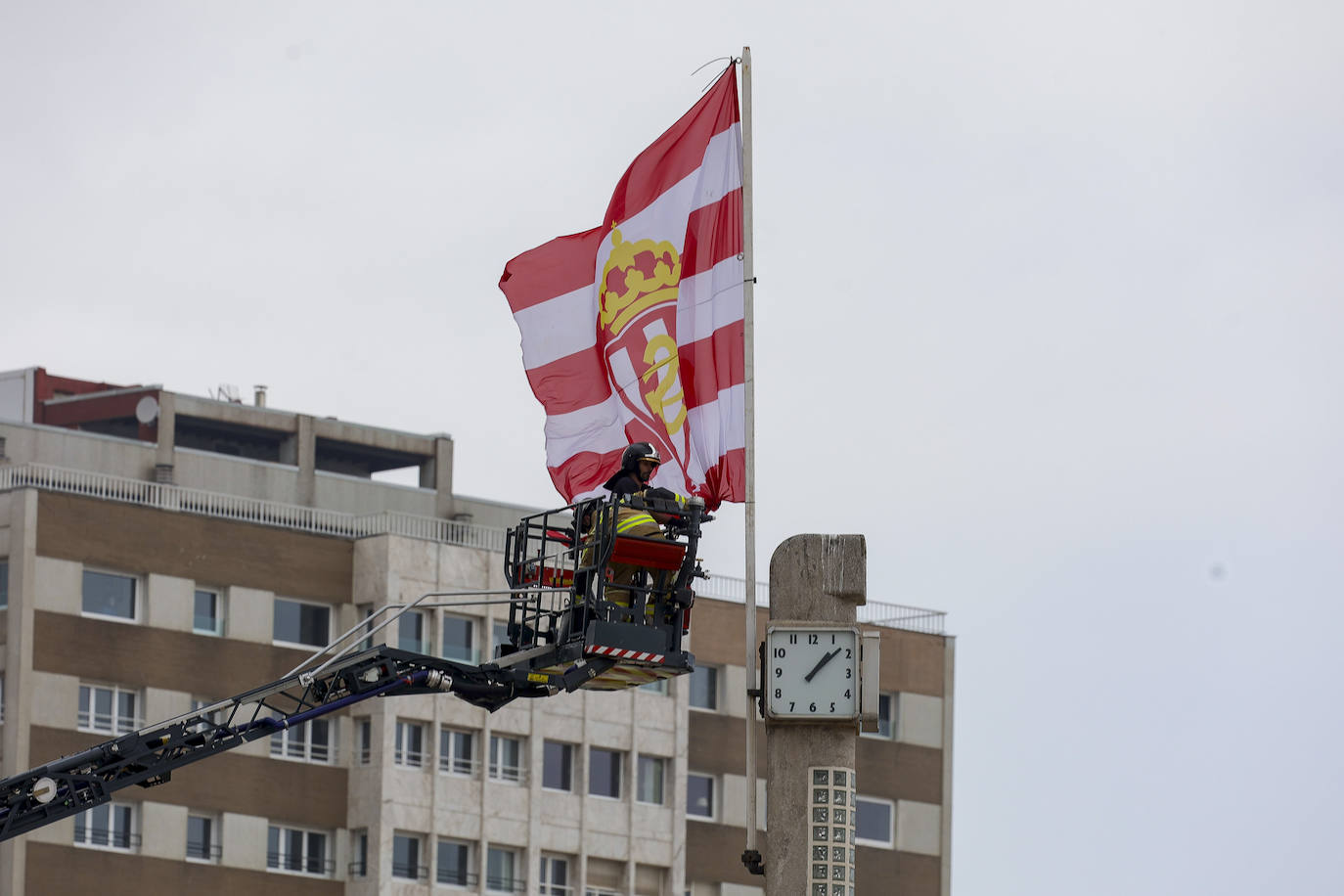 La Escalerona ya luce la bandera del Sporting