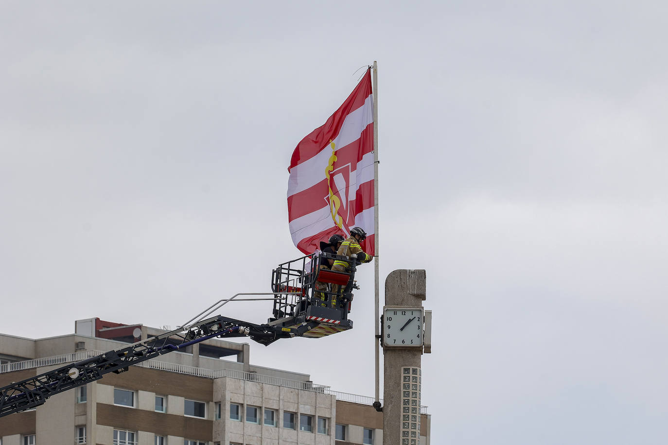 La Escalerona ya luce la bandera del Sporting