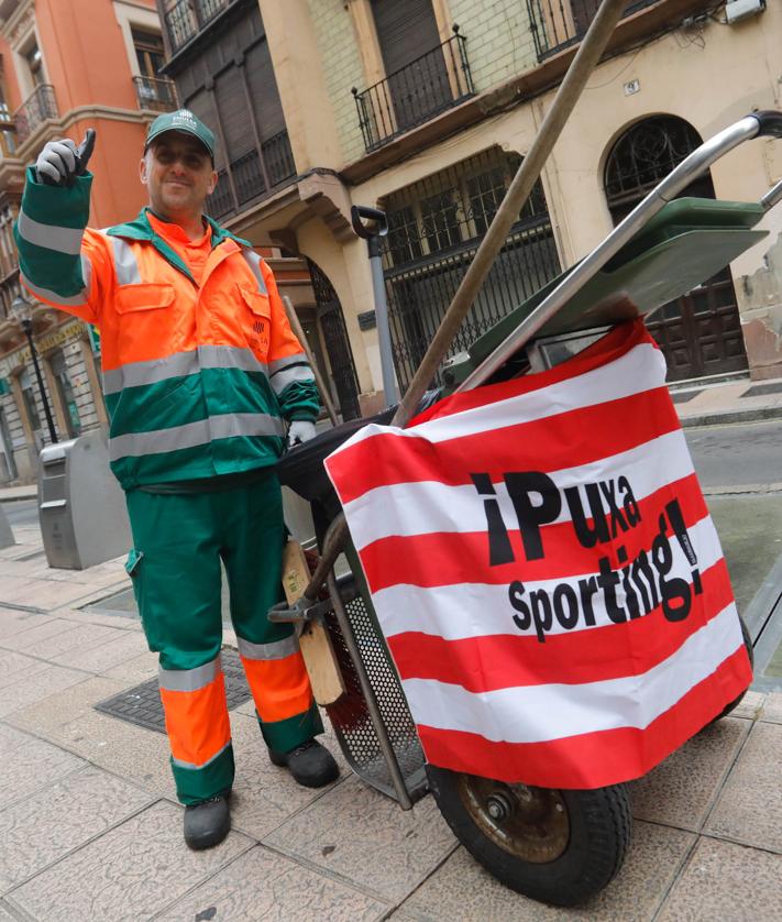 Imagen secundaria 2 - EL COMERCIO espera un resultado de 2-0: «lo mismo que en liga, marcan Campuzano y Cote». Tiendas como La Toscana, en San Bernardo se visten para la ocasión. José Luis Zebrero lleva a Sporting en el corazón incluso en el trabajo, «¡solo voy a poder ver la segunda parte!», lamenta. 