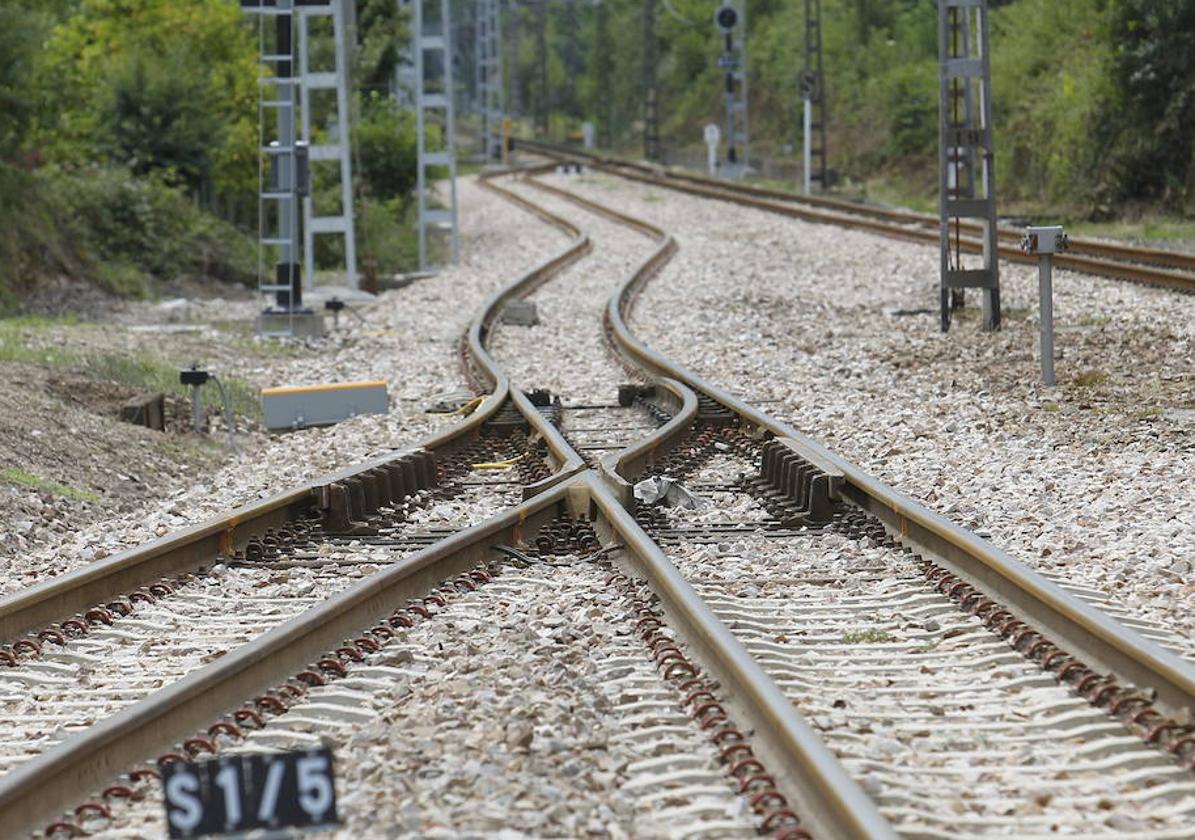 Tramo en vía única a partir de la estación de Pinzales, en Gijón