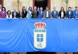 La Corporación ovetense, al completo, en el balcón del Ayuntamiento, para expresar su apoyo al equipo. mario rojas