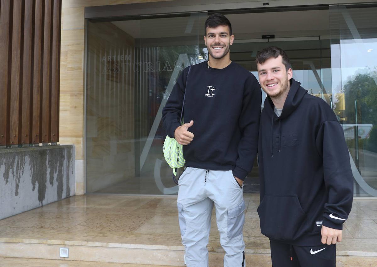 Imagen secundaria 1 - Djuka saluda a Aleco y Fernanda Irarragorri. Róber Pier y Guille Rosas serán titulares mañana. El doctor Gonzalo Revuelta y el presidente, David Guerra. 