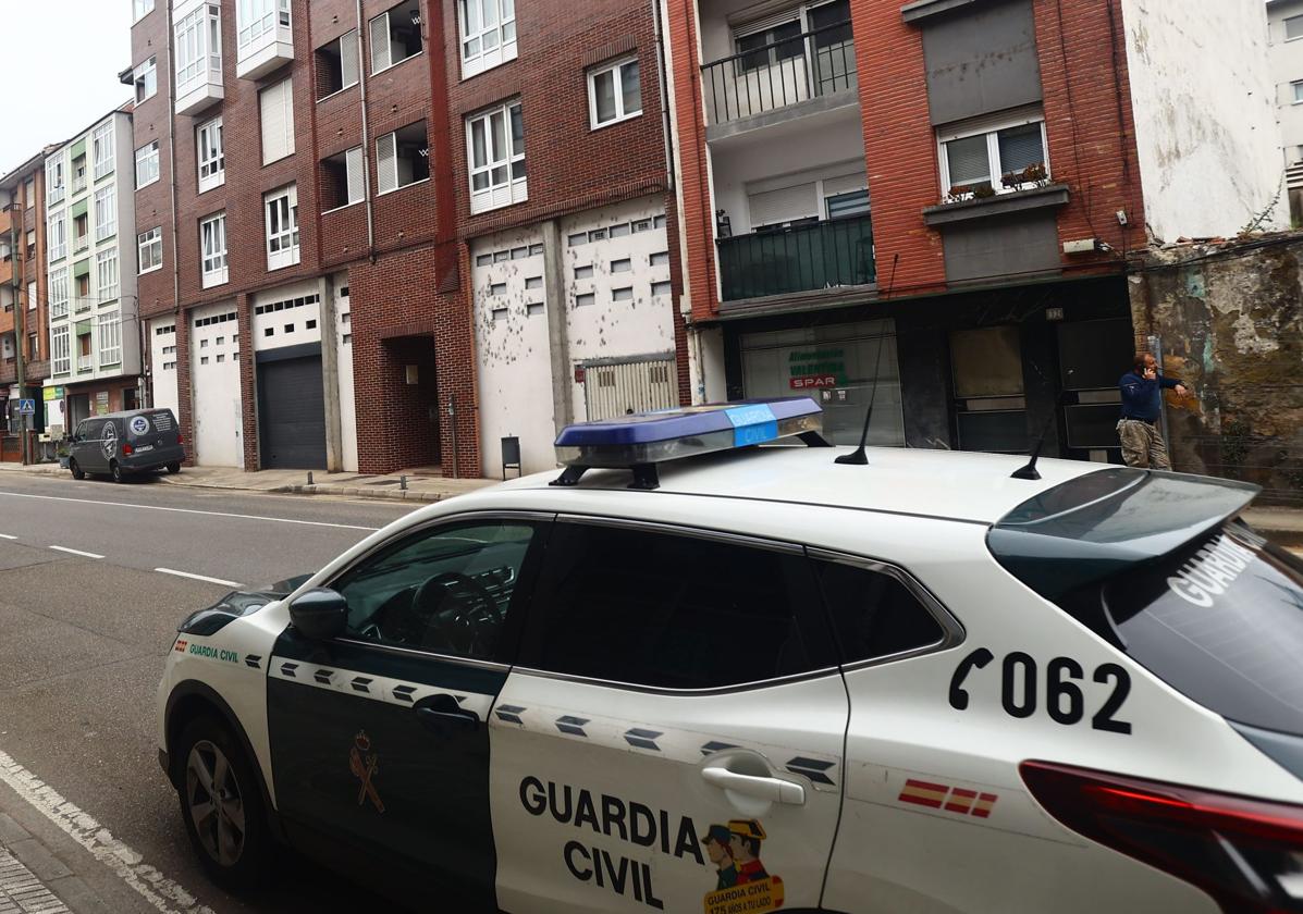 Un coche de la Guardia Civil frente al portal de la calle Flórez Estrada número 34, donde tuvo lugar el suceso.