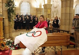 Su nieta Patricia Acebal colocó una bandera olímpica sobre el féretro.