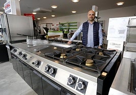 Marcos del Busto, ante una de sus cocinas industriales.