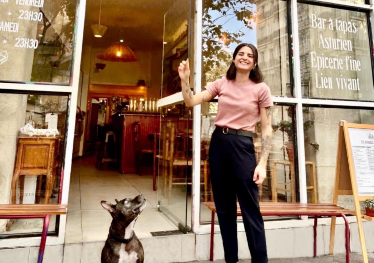 Ángela Rey Varela a las puertas de La Nena, su bar de tapas asturiano.