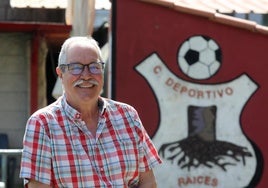 Chito, en el campo de fútbol del Raíces en el que ha pasado una ingente cantidad de horas.