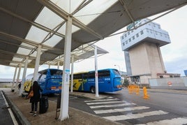 Pasajeros en la dársena de autobuses del aeropuerto.