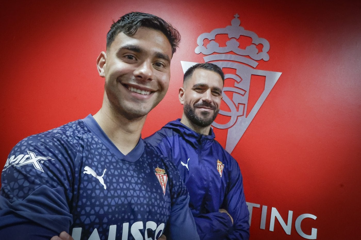 Diego Sánchez y Pablo Insua, los centrales titulares ante el Espanyol, tendrán la misión de parar al 'Pichichi'. Posan para EL COMERCIO en la víspera.