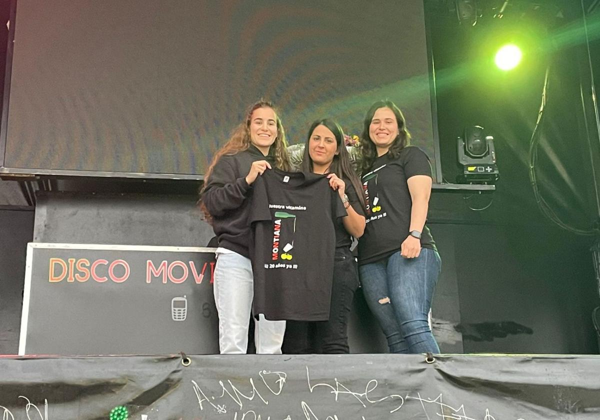 La boxeadora Laura Fuertes (izda), con dos integrantes de la comisión de fiestas, antes de dar el pregón en Montiana.