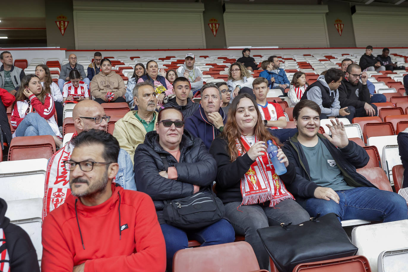 ¿Estuviste en el entrenamiento del Sporting en El Molinón? ¡Búscate en las fotos!