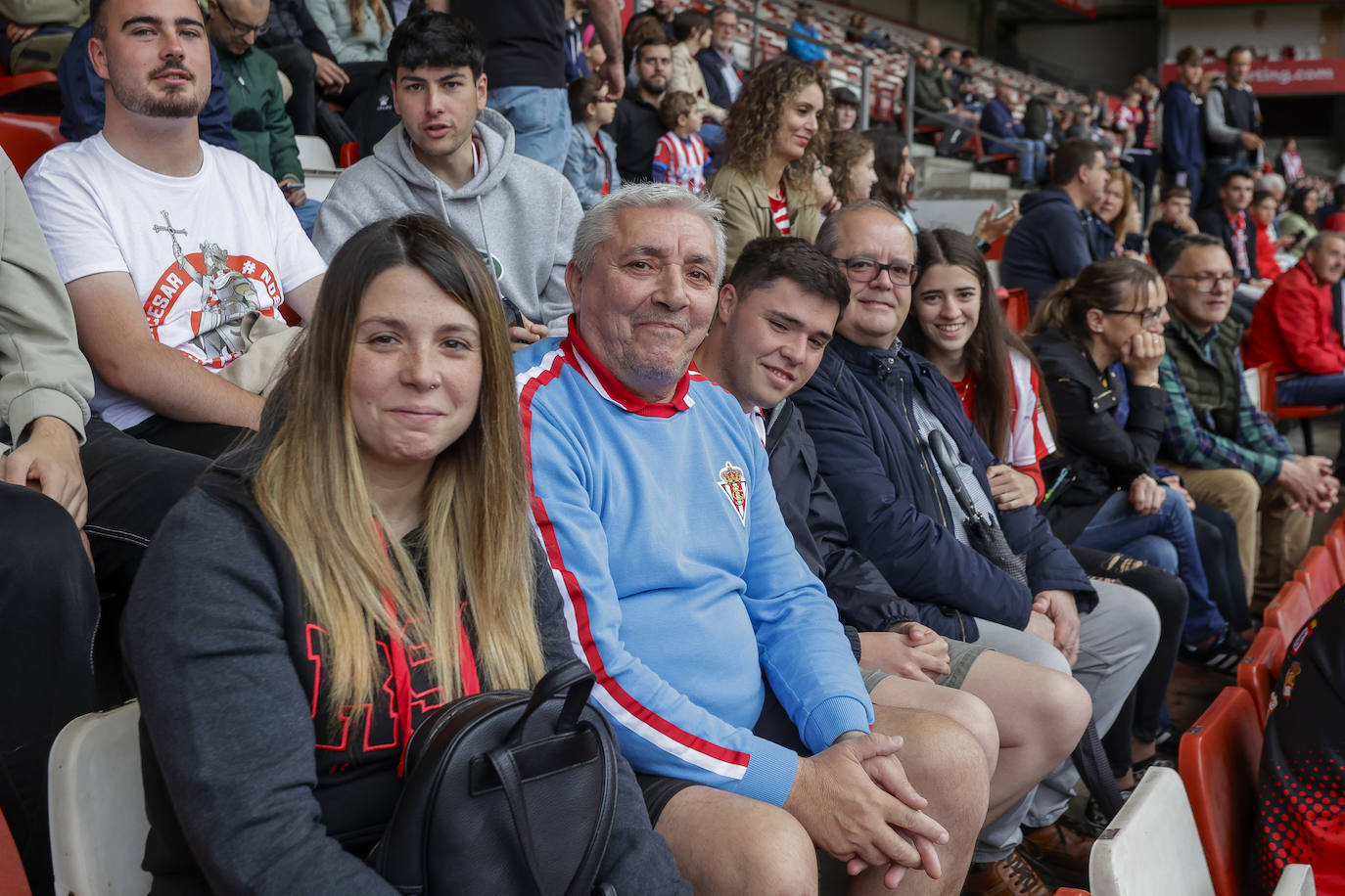 ¿Estuviste en el entrenamiento del Sporting en El Molinón? ¡Búscate en las fotos!