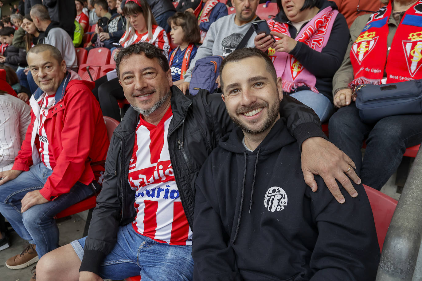 ¿Estuviste en el entrenamiento del Sporting en El Molinón? ¡Búscate en las fotos!