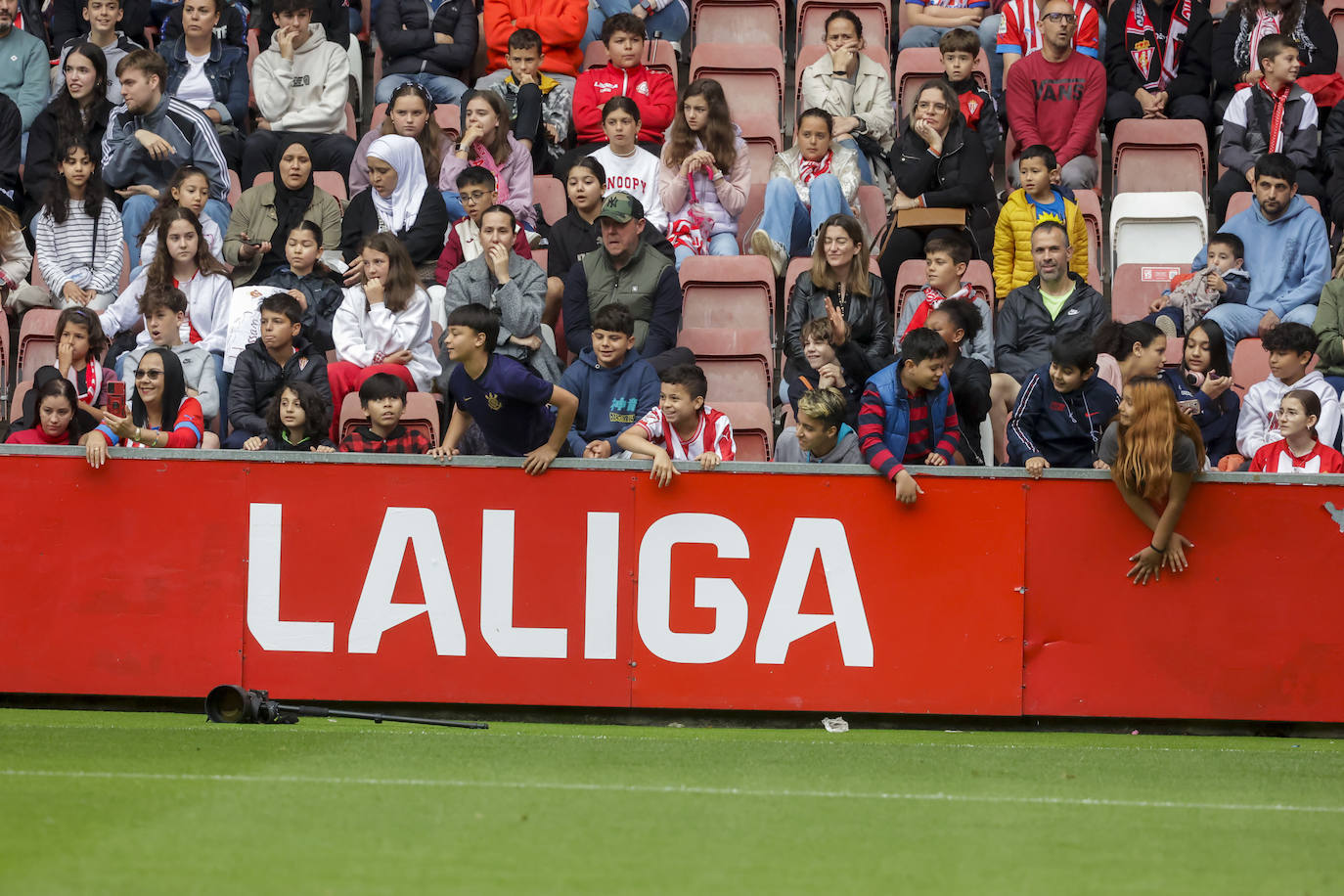 ¿Estuviste en el entrenamiento del Sporting en El Molinón? ¡Búscate en las fotos!