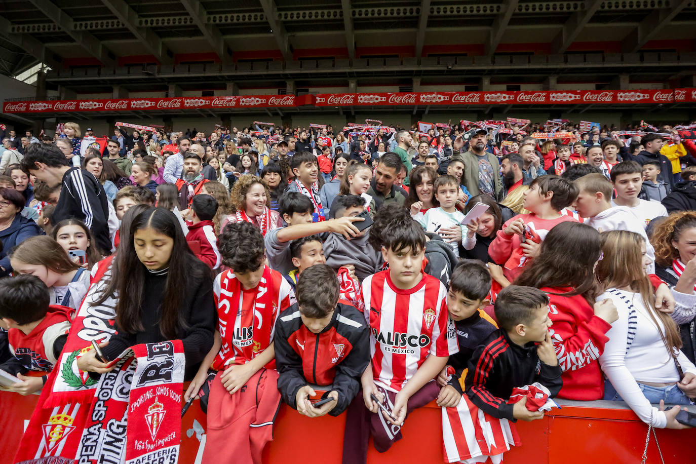 ¿Estuviste en el entrenamiento del Sporting en El Molinón? ¡Búscate en las fotos!