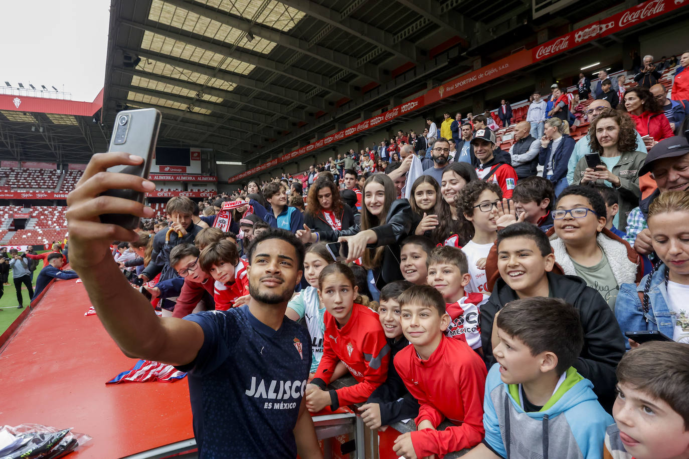 ¿Estuviste en el entrenamiento del Sporting en El Molinón? ¡Búscate en las fotos!