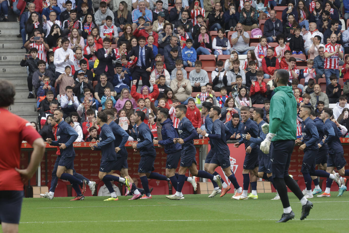 Así fue el especial entrenamiento del Sporting bañado por la Mareona