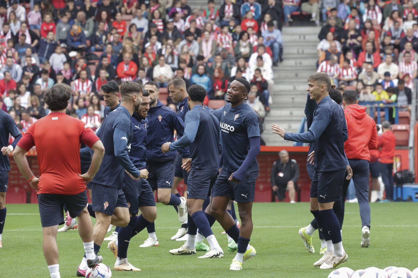 Así fue el especial entrenamiento del Sporting bañado por la Mareona