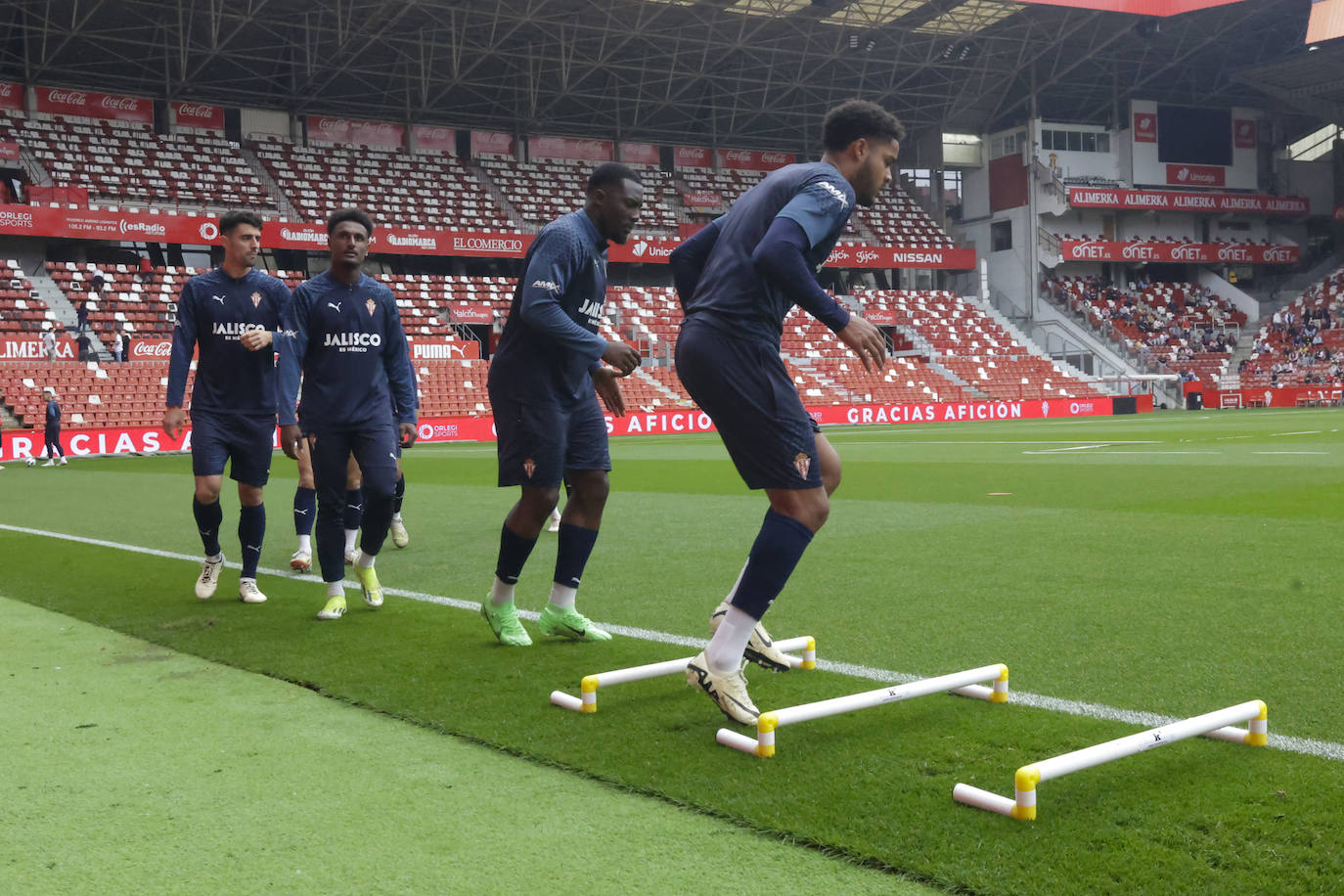 Así fue el especial entrenamiento del Sporting bañado por la Mareona