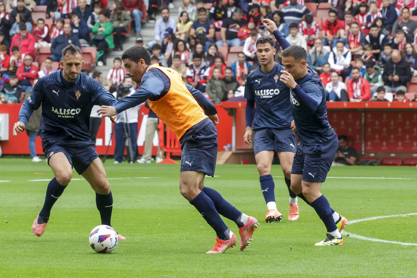 Así fue el especial entrenamiento del Sporting bañado por la Mareona