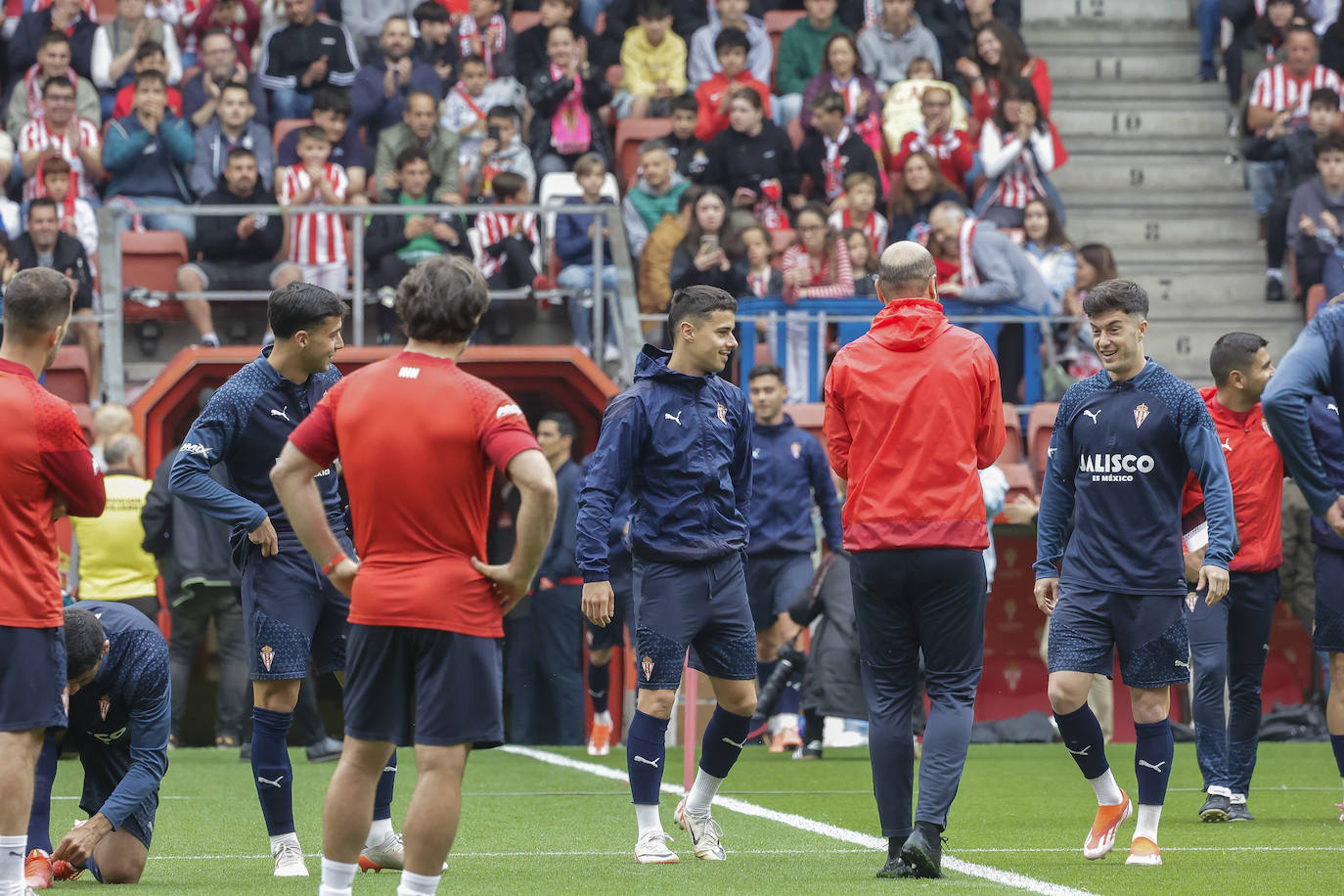 Así fue el especial entrenamiento del Sporting bañado por la Mareona