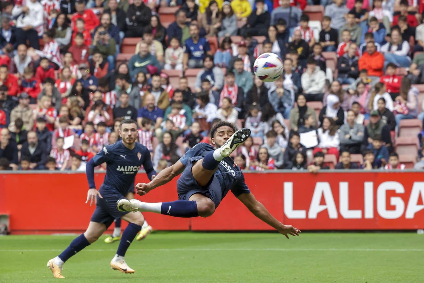 Así fue el especial entrenamiento del Sporting bañado por la Mareona