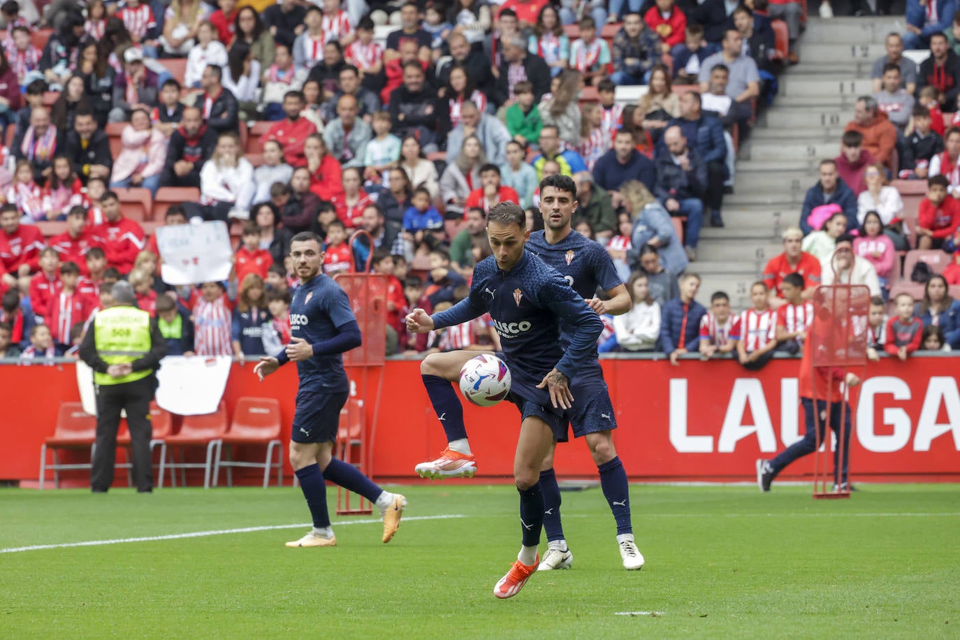 Así fue el especial entrenamiento del Sporting bañado por la Mareona