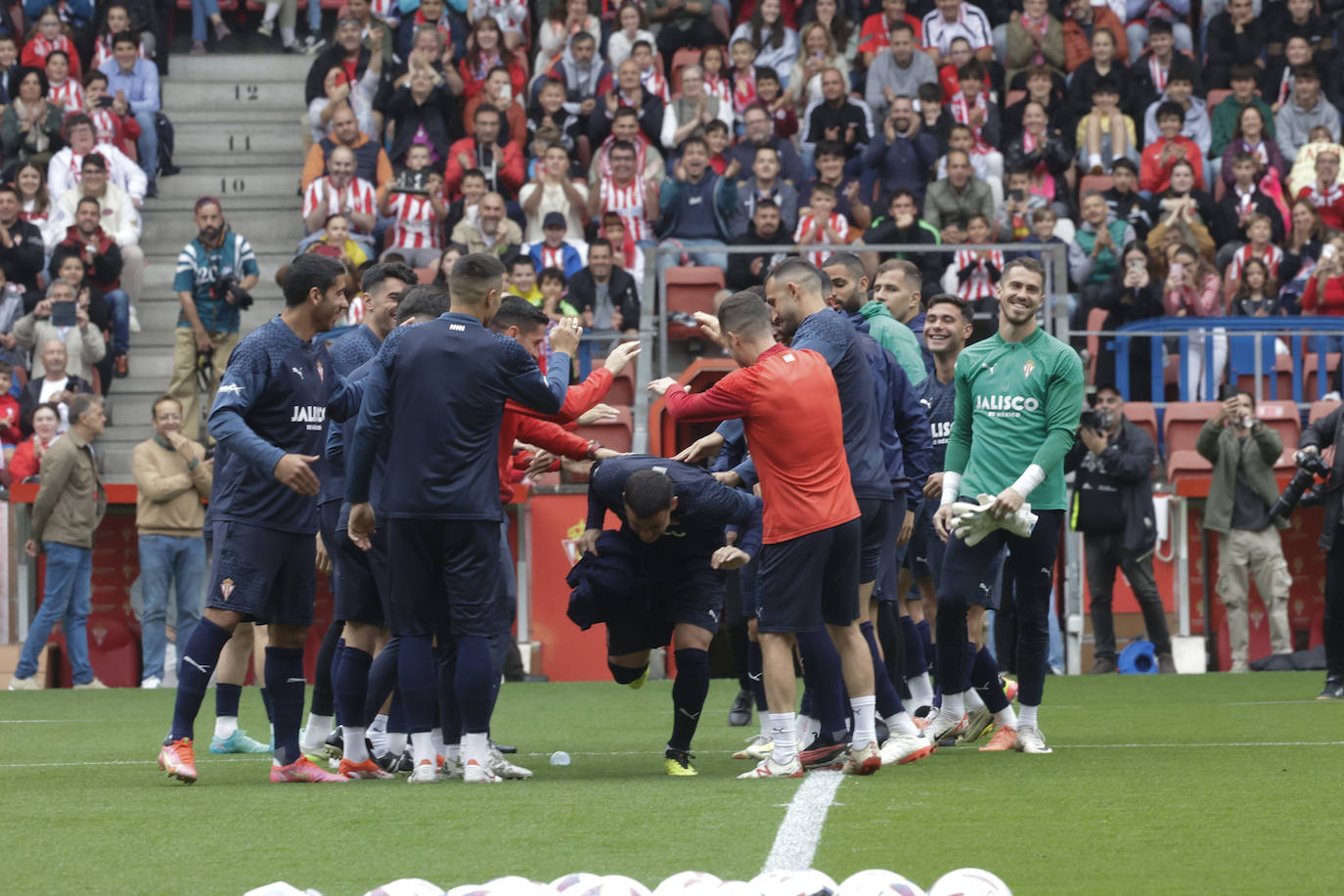 Así fue el especial entrenamiento del Sporting bañado por la Mareona