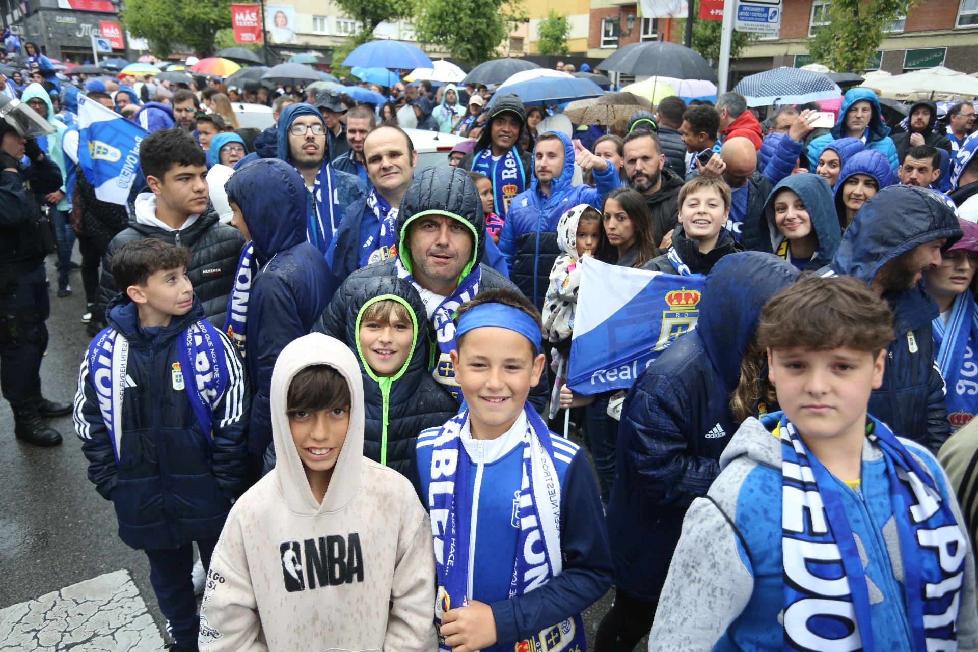 Afición inquebrantable: ambientazo en las calles para animar al Real Oviedo